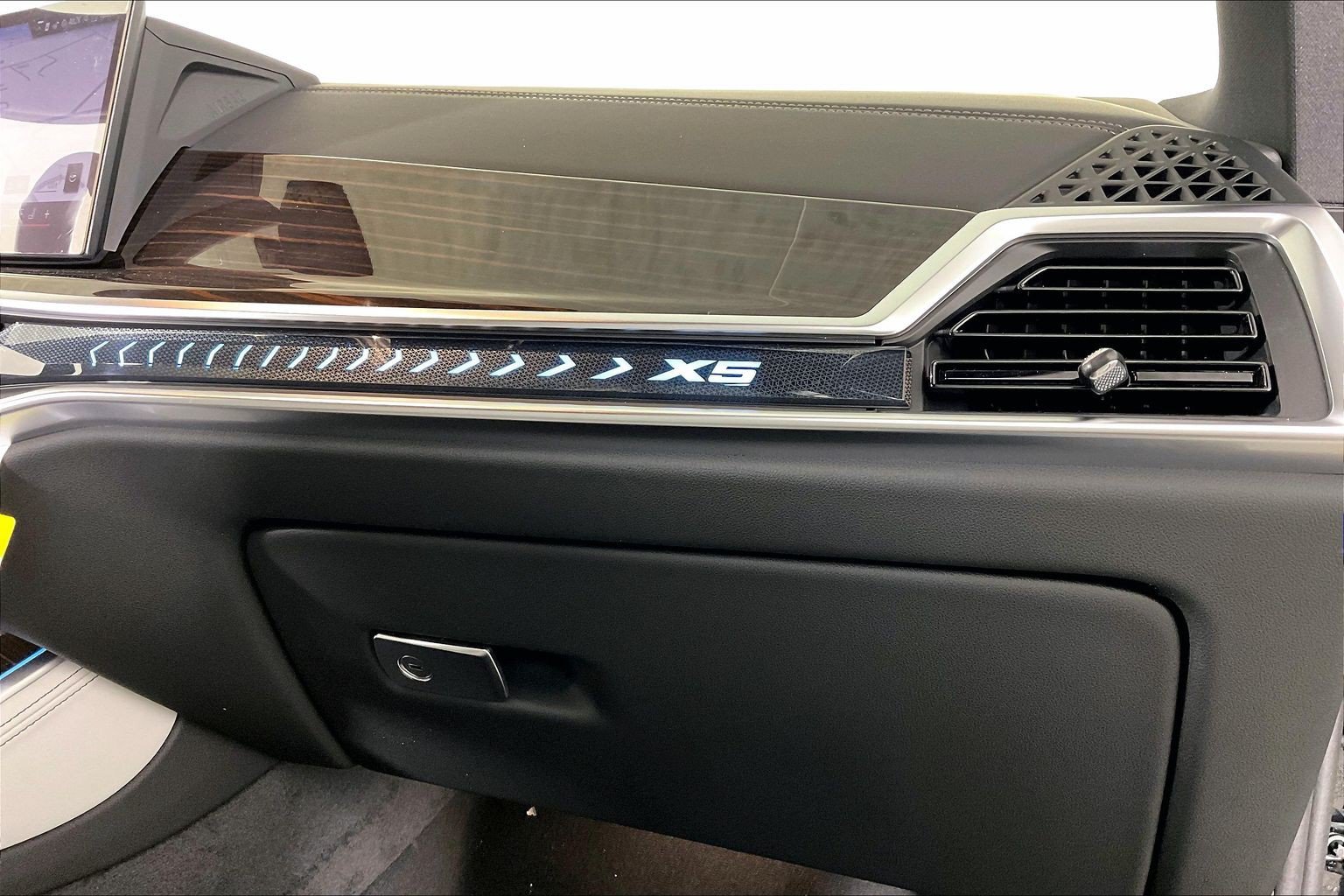New 2026 BMW X5 xDrive50e w/ Premium Package AWD/4WD image 18