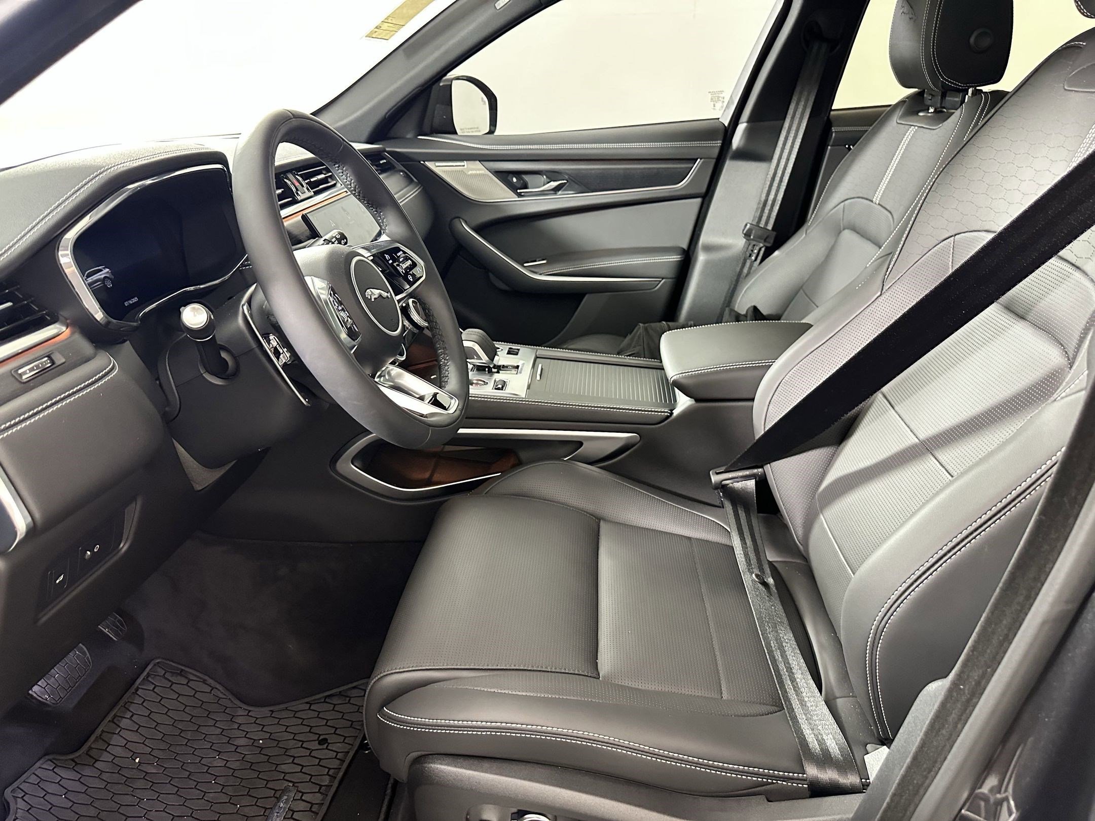 Used 2026 Jaguar F-PACE R-Dynamic S image 5