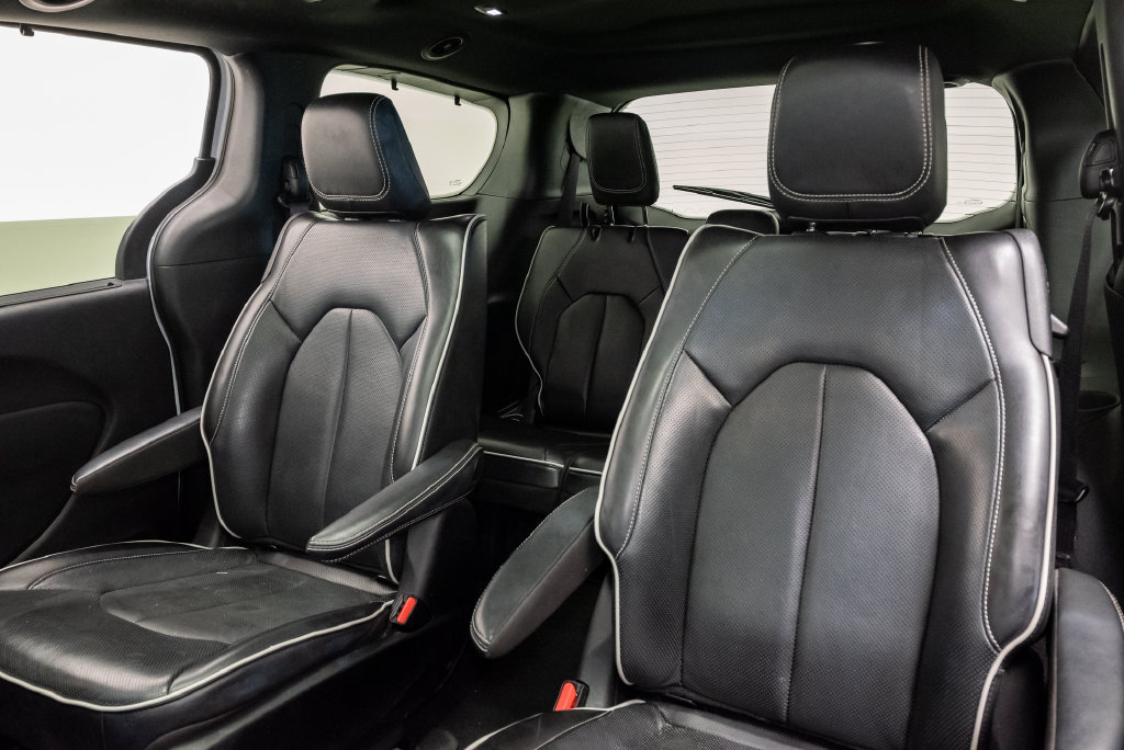 Used 2022 Chrysler Pacifica Limited w/ Uconnect Theater Family Group FWD image 32