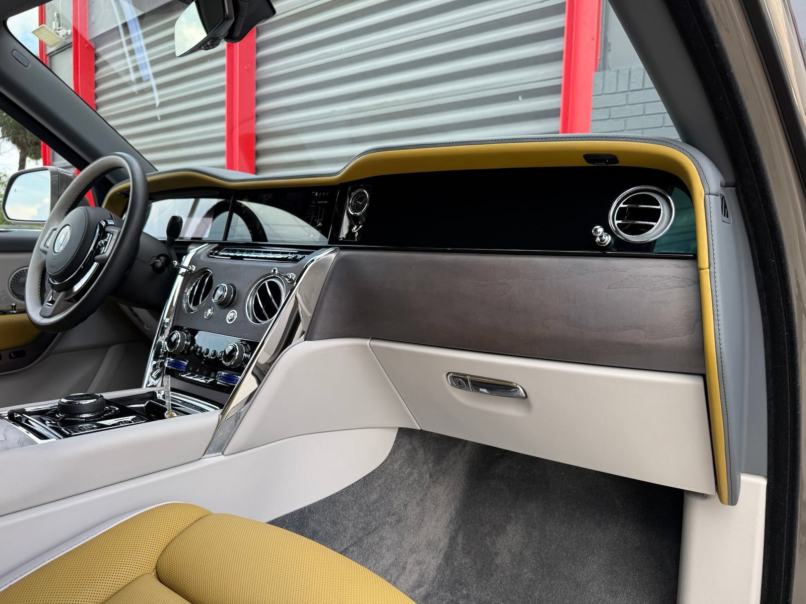 Used 2025 Rolls-Royce Cullinan AWD/4WD image 33