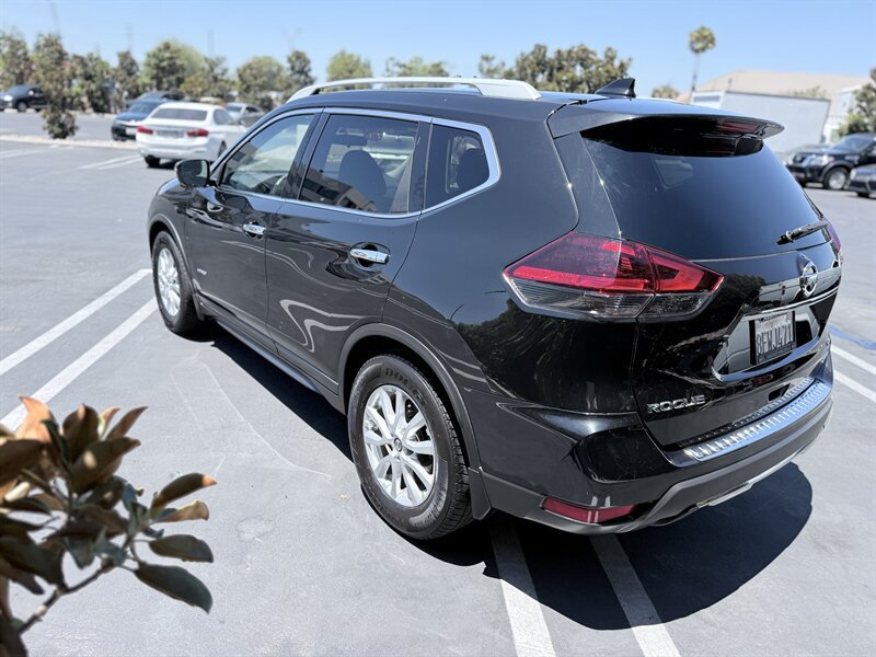 Used 2018 Nissan Rogue SV w/ Premium Package FWD image 9