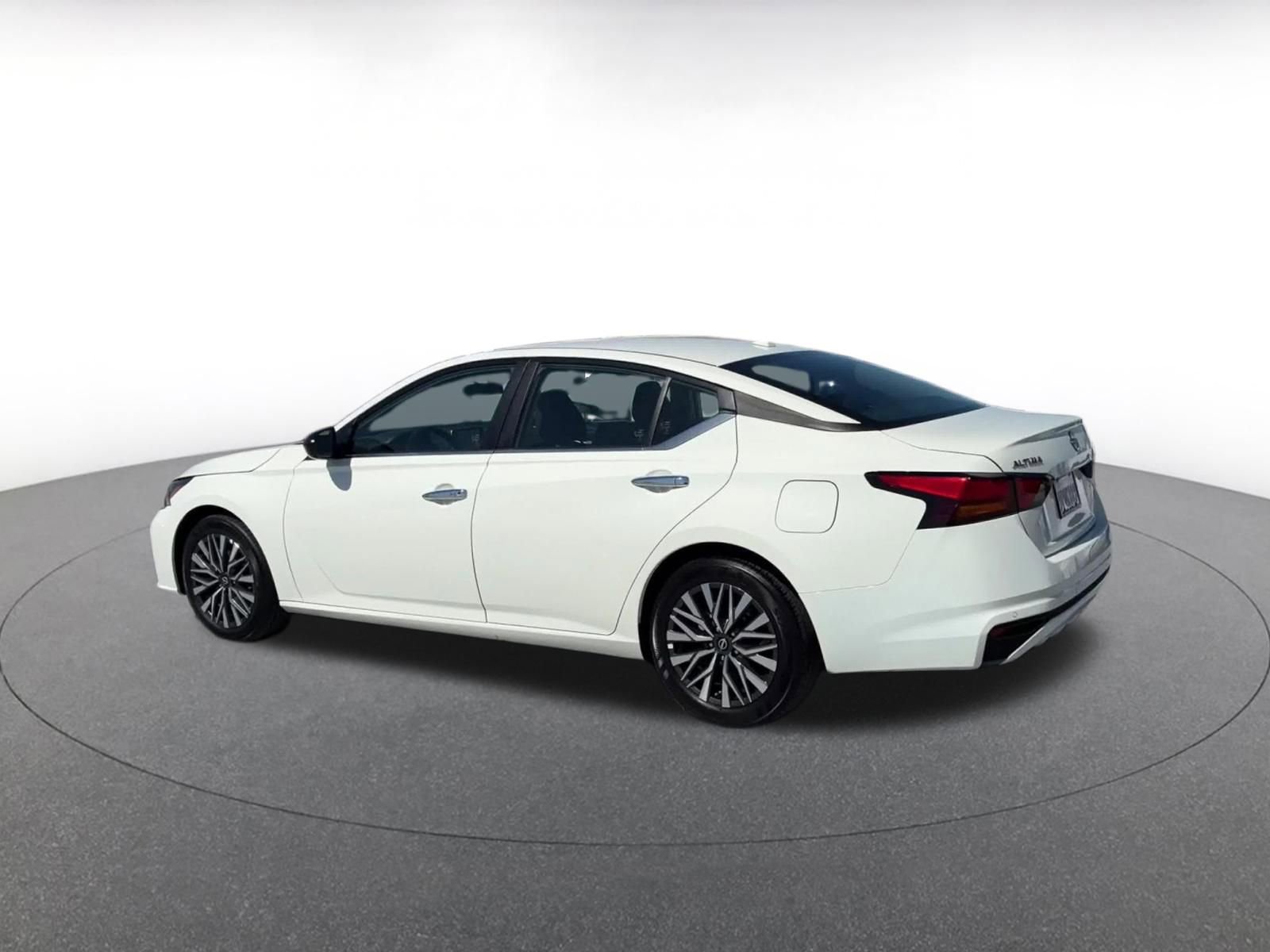 Used 2025 Nissan Altima 2.5 SV FWD image 10