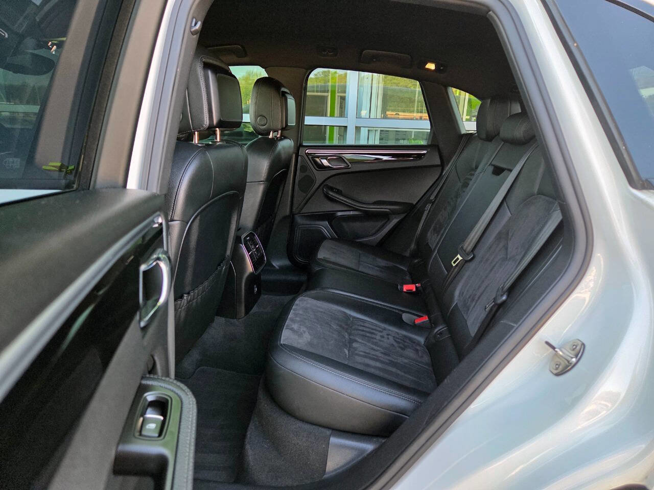 Used 2017 Porsche Macan Base AWD 4dr SUV image 16