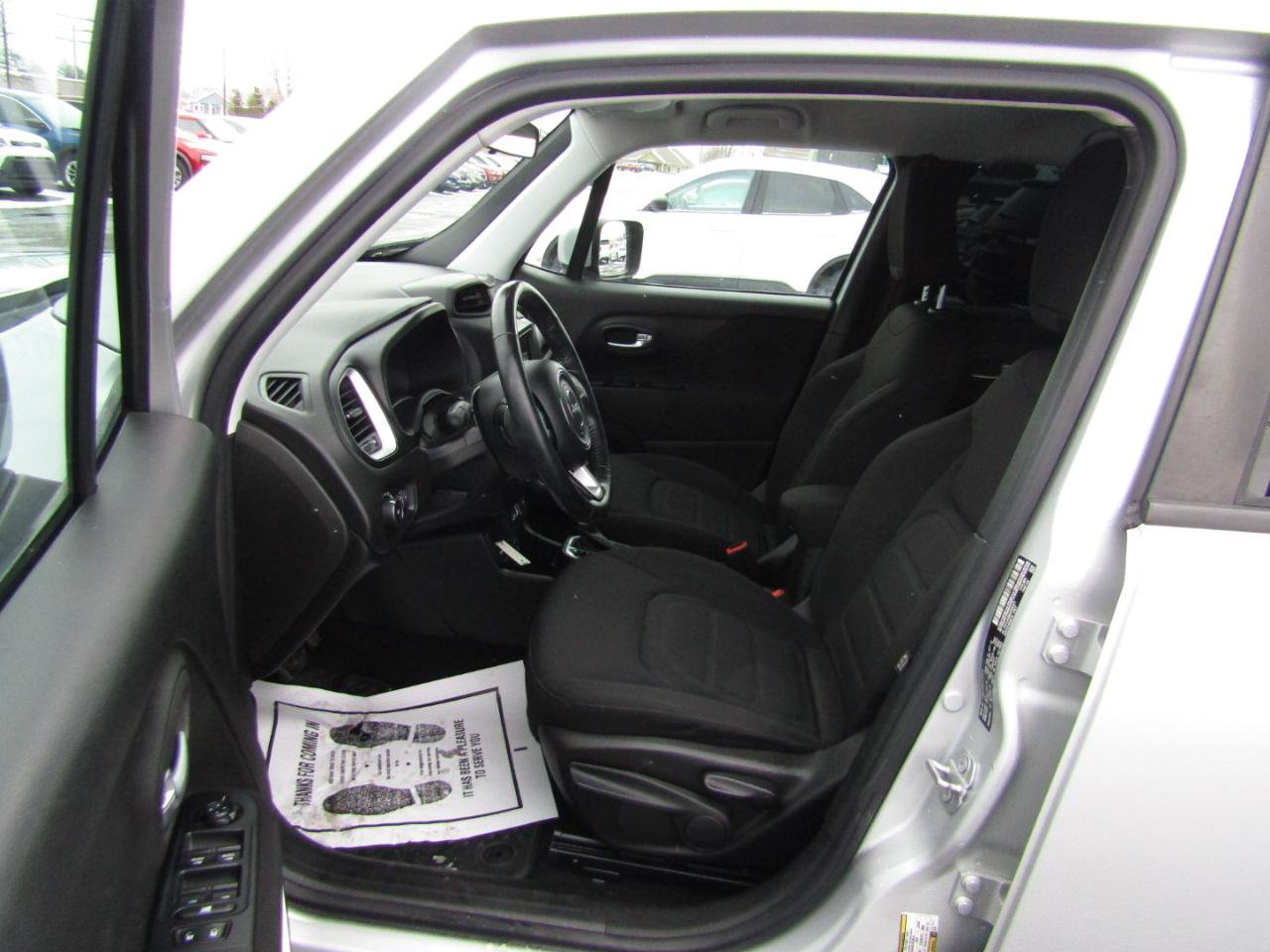 Used 2018 Jeep Renegade Latitude w/ Cold Weather Group FWD image 16