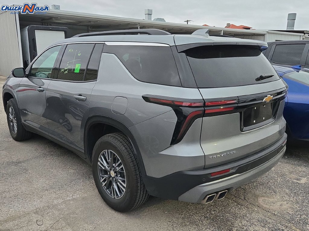 Used 2025 Chevrolet Traverse LT FWD image 4