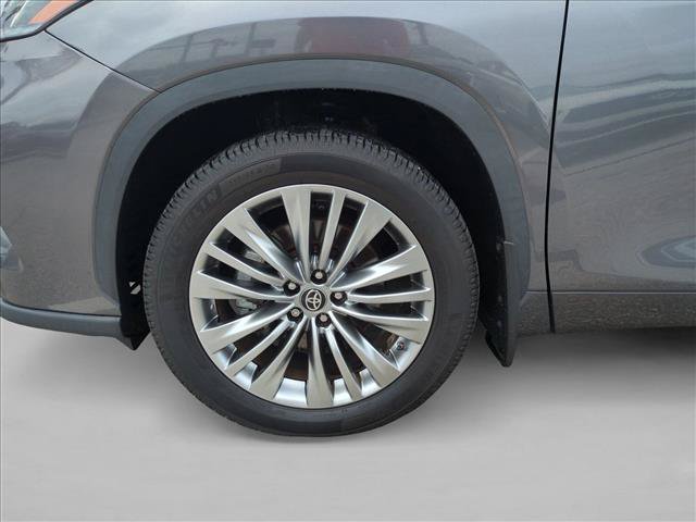 Used 2024 Toyota Highlander Platinum FWD image 24