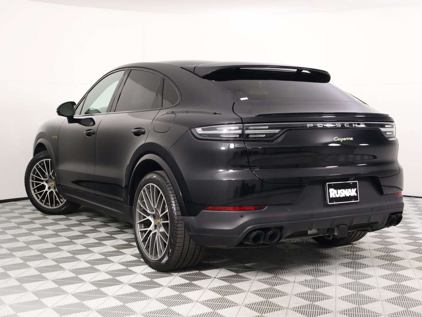 Certified 2023 Porsche Cayenne Platinum Edition AWD/4WD image 3