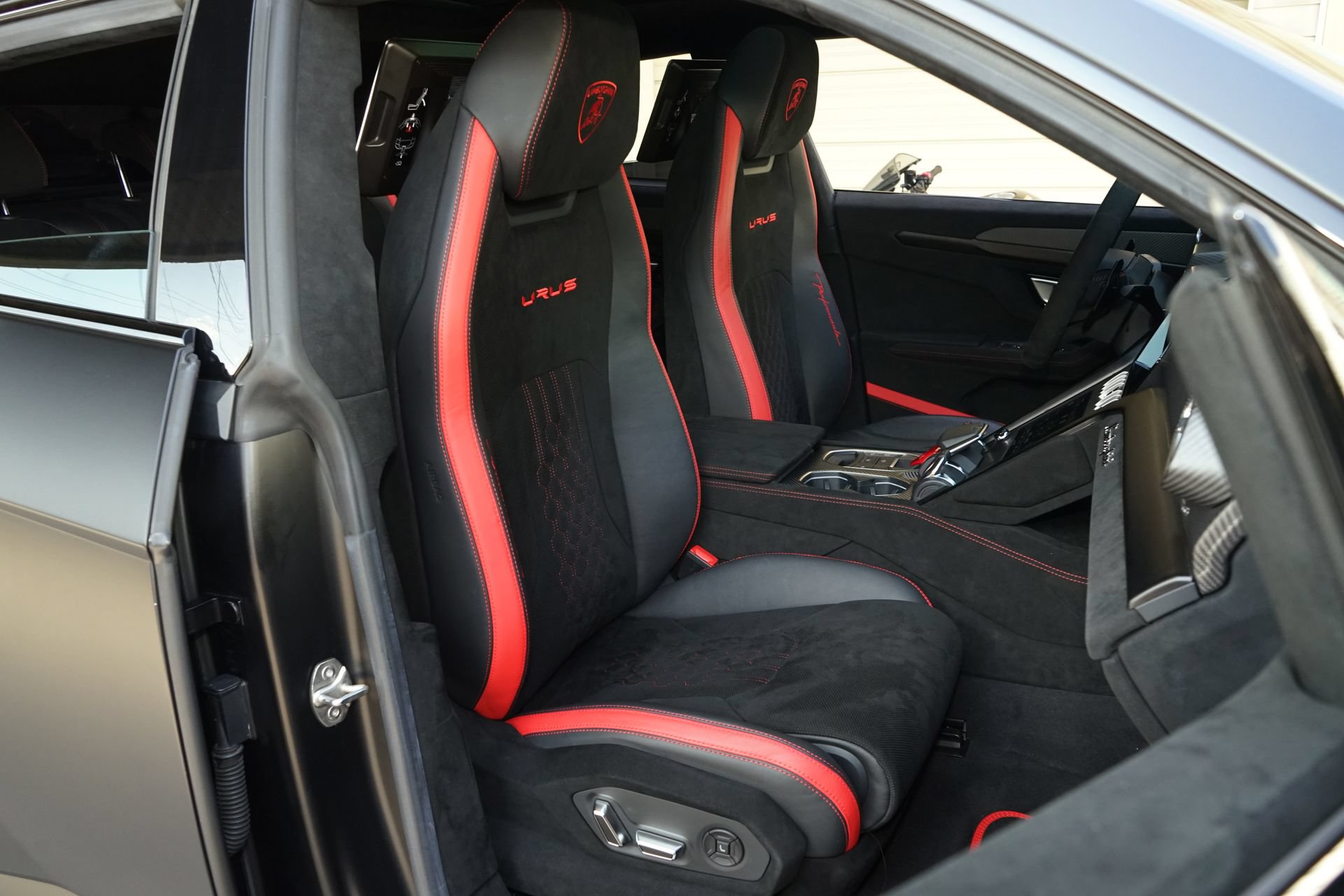 Used 2023 Lamborghini Urus Performante AWD/4WD image 17