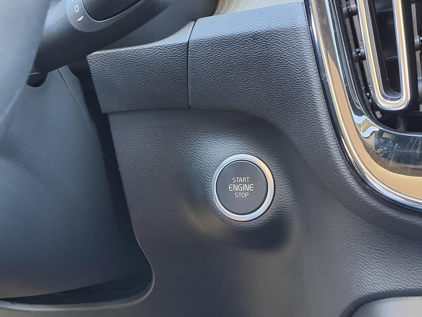 Certified 2025 Volvo XC40 B5 Core AWD/4WD image 28