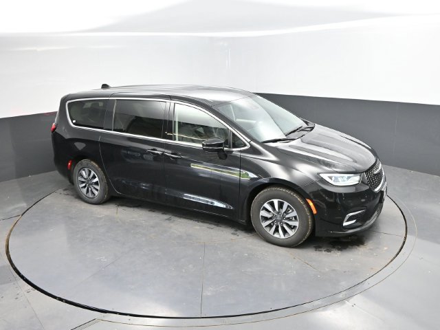 Used 2024 Chrysler Pacifica Limited FWD image 35