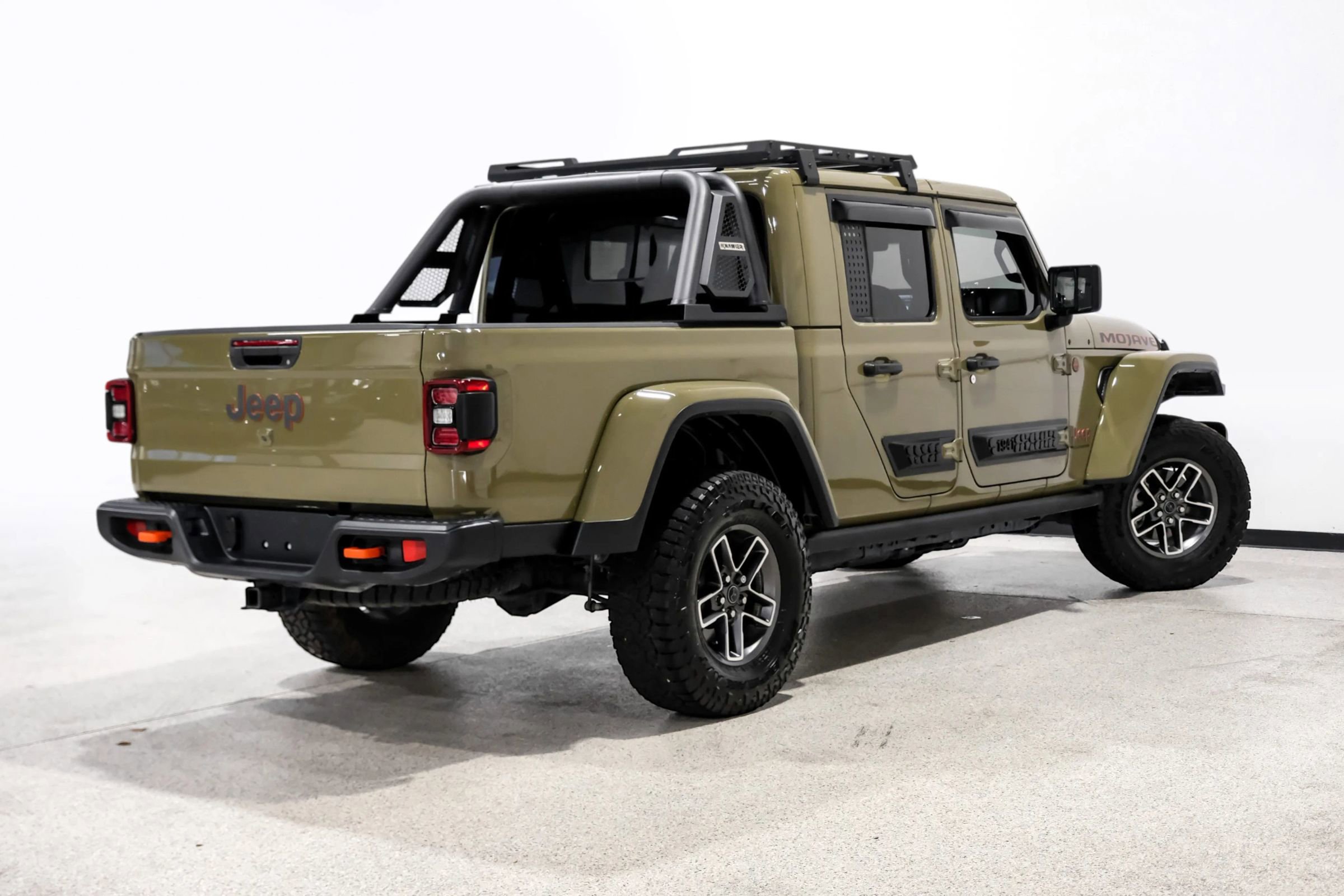 Used 2025 Jeep Gladiator Mojave w/ Convenience Group AWD/4WD image 6