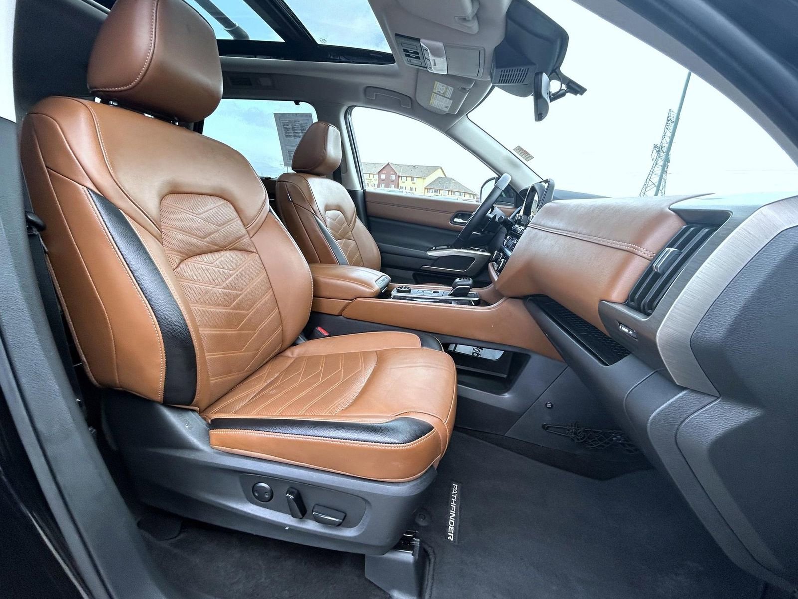 Used 2024 Nissan Pathfinder Platinum image 16