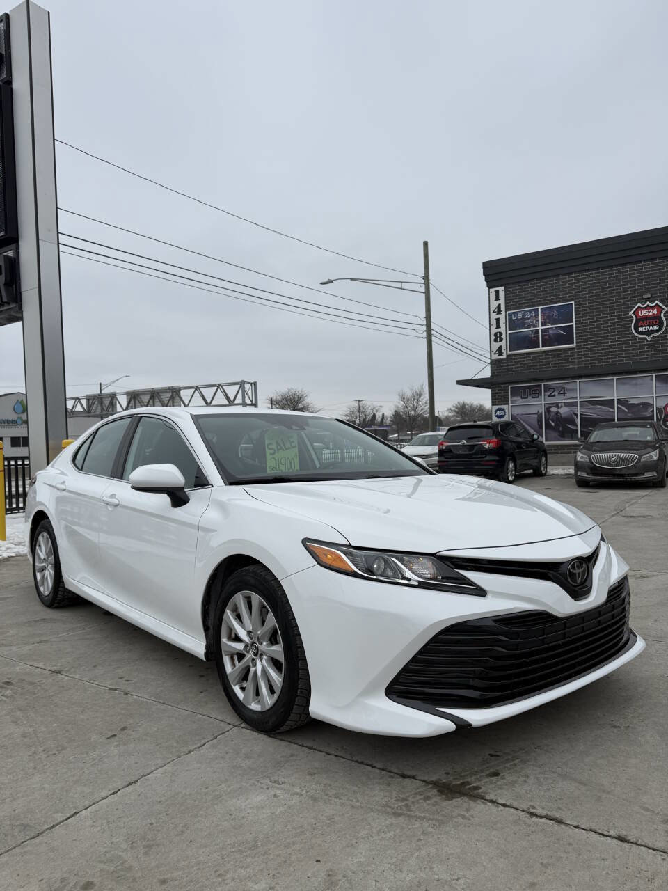Used 2020 Toyota Camry LE image 1