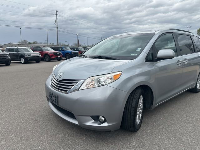 Used 2015 Toyota Sienna XLE w/ XLE Navigation Package FWD image 28