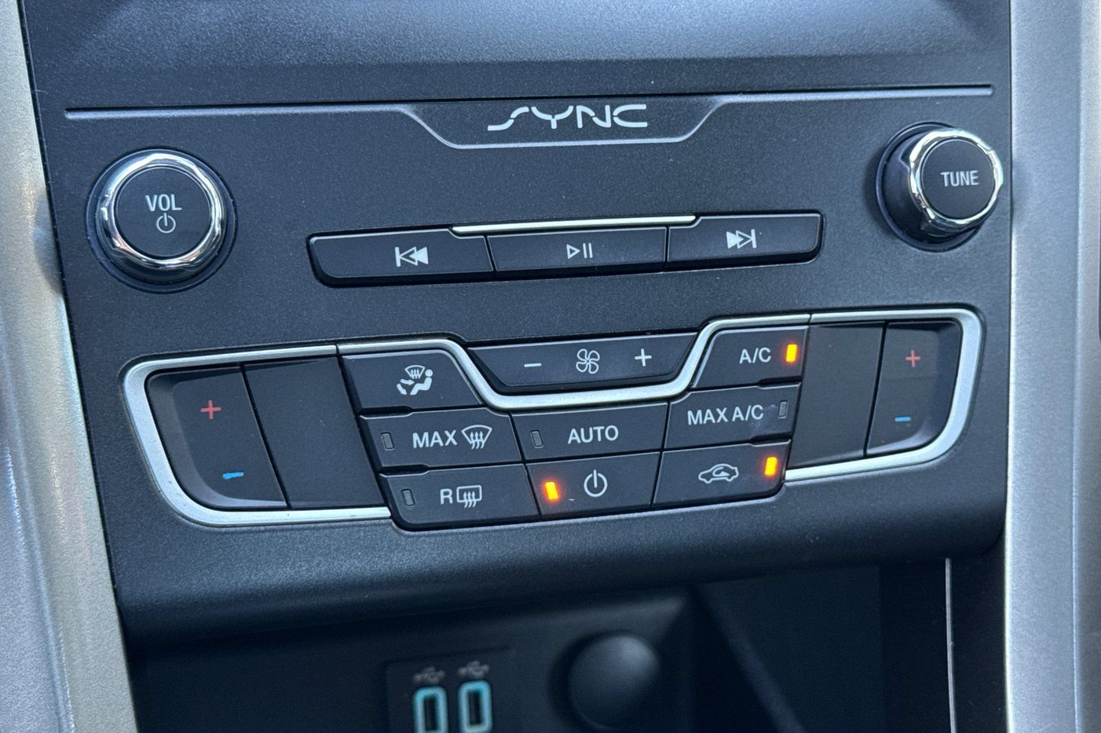 Used 2020 Ford Fusion SE FWD image 31