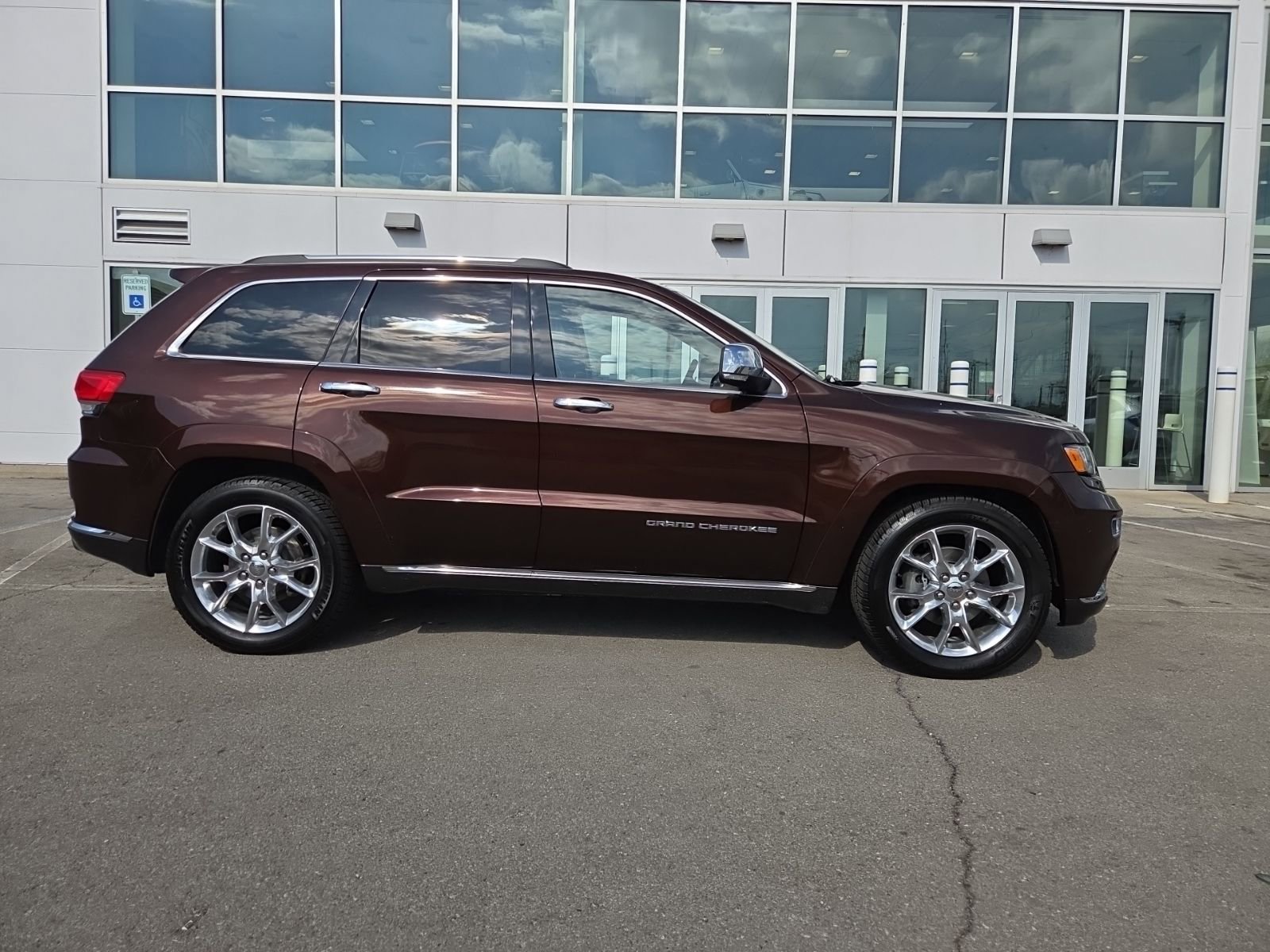 Used 2015 Jeep Grand Cherokee Summit image 2
