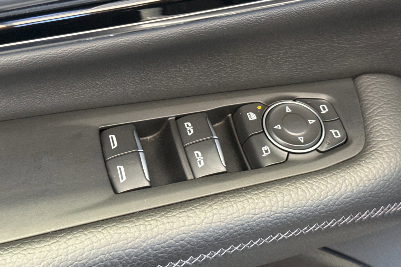 Used 2025 GMC Yukon Denali AWD/4WD image 13