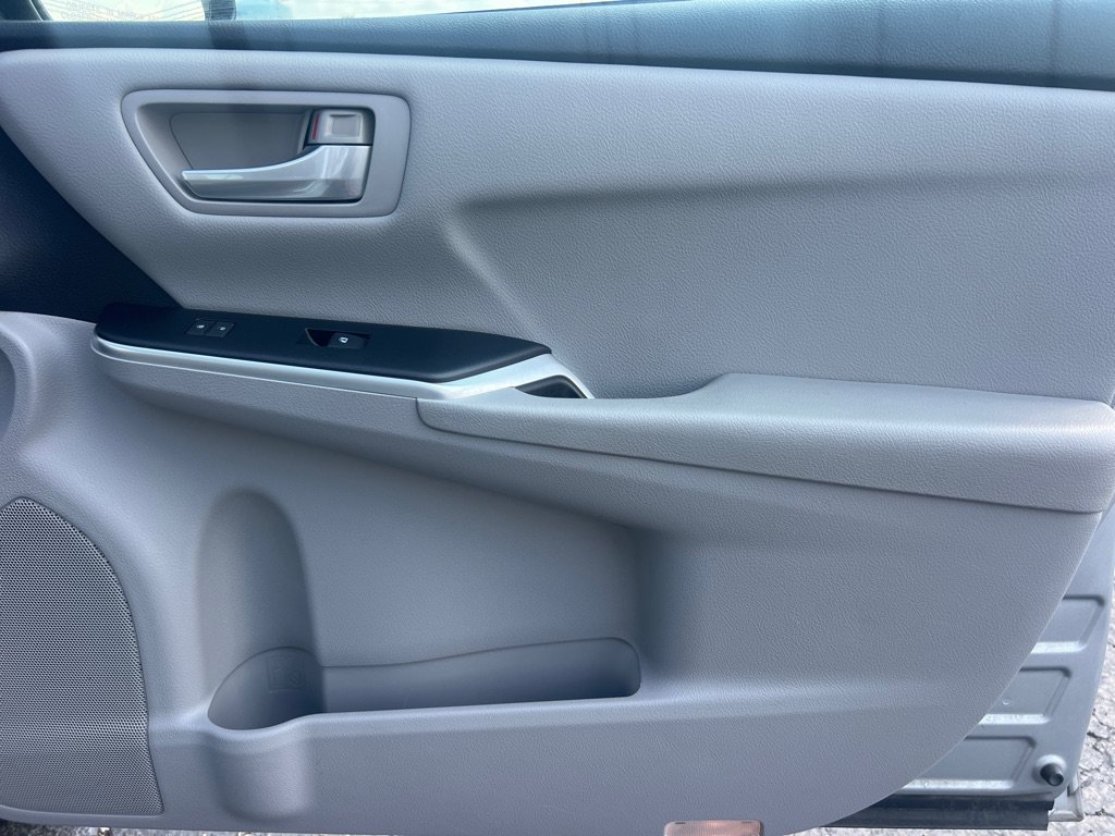 Used 2015 Toyota Camry SE FWD image 18