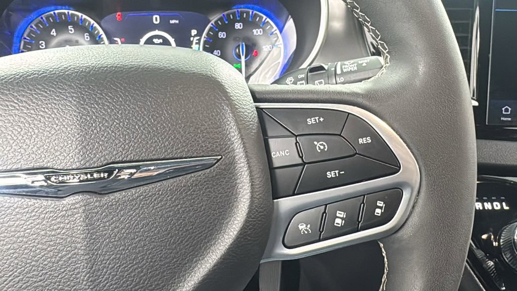 Used 2025 Chrysler Pacifica Select image 25