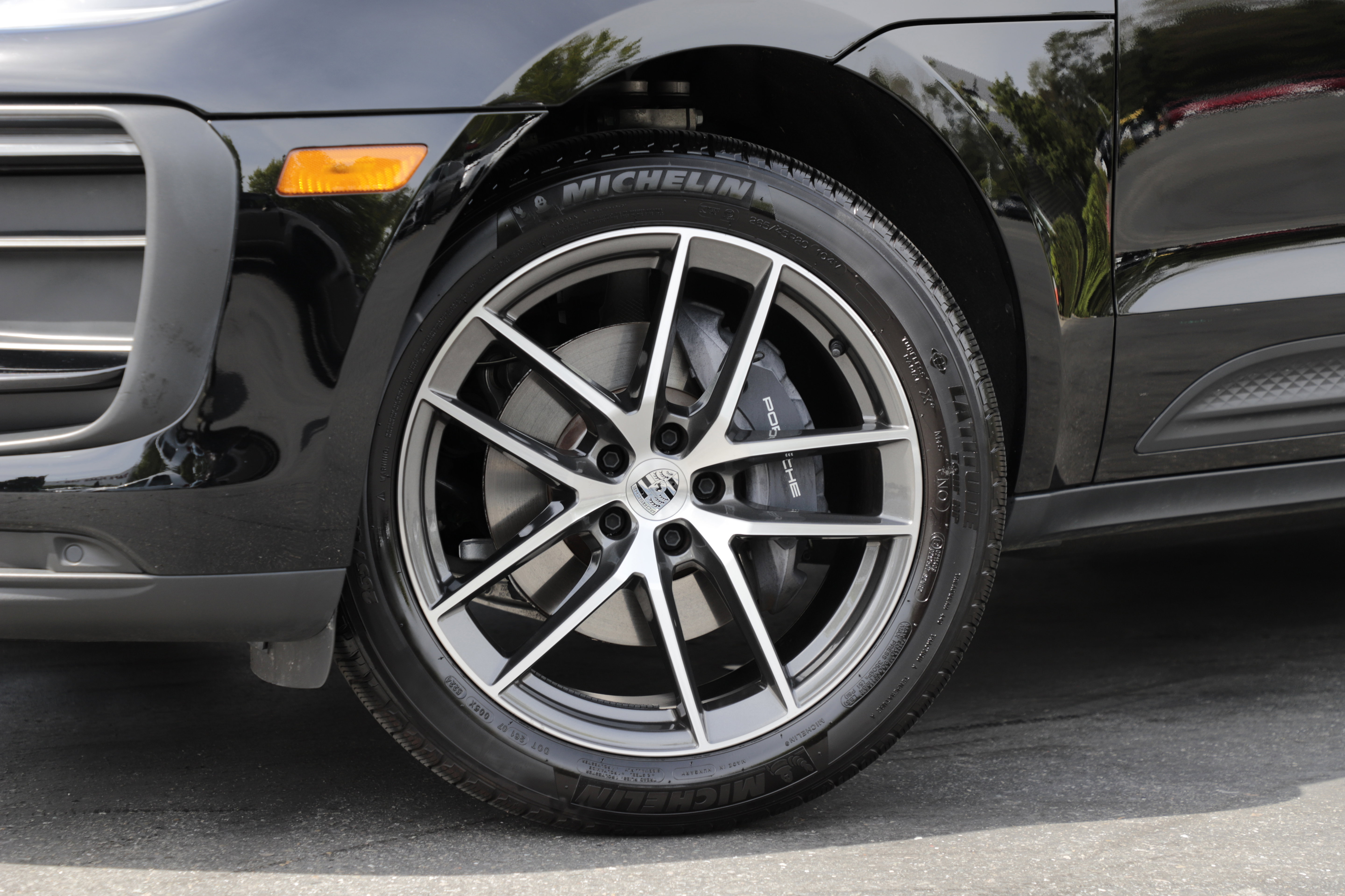 Used 2025 Porsche Macan AWD/4WD image 2