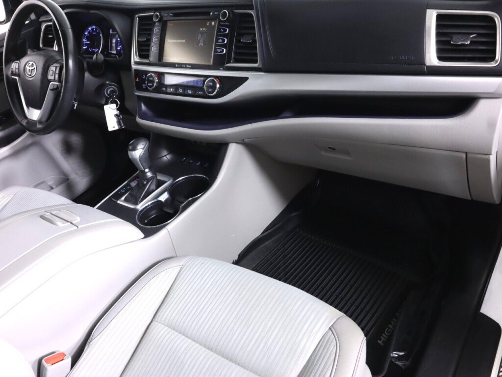 Used 2019 Toyota Highlander Plus AWD/4WD image 40