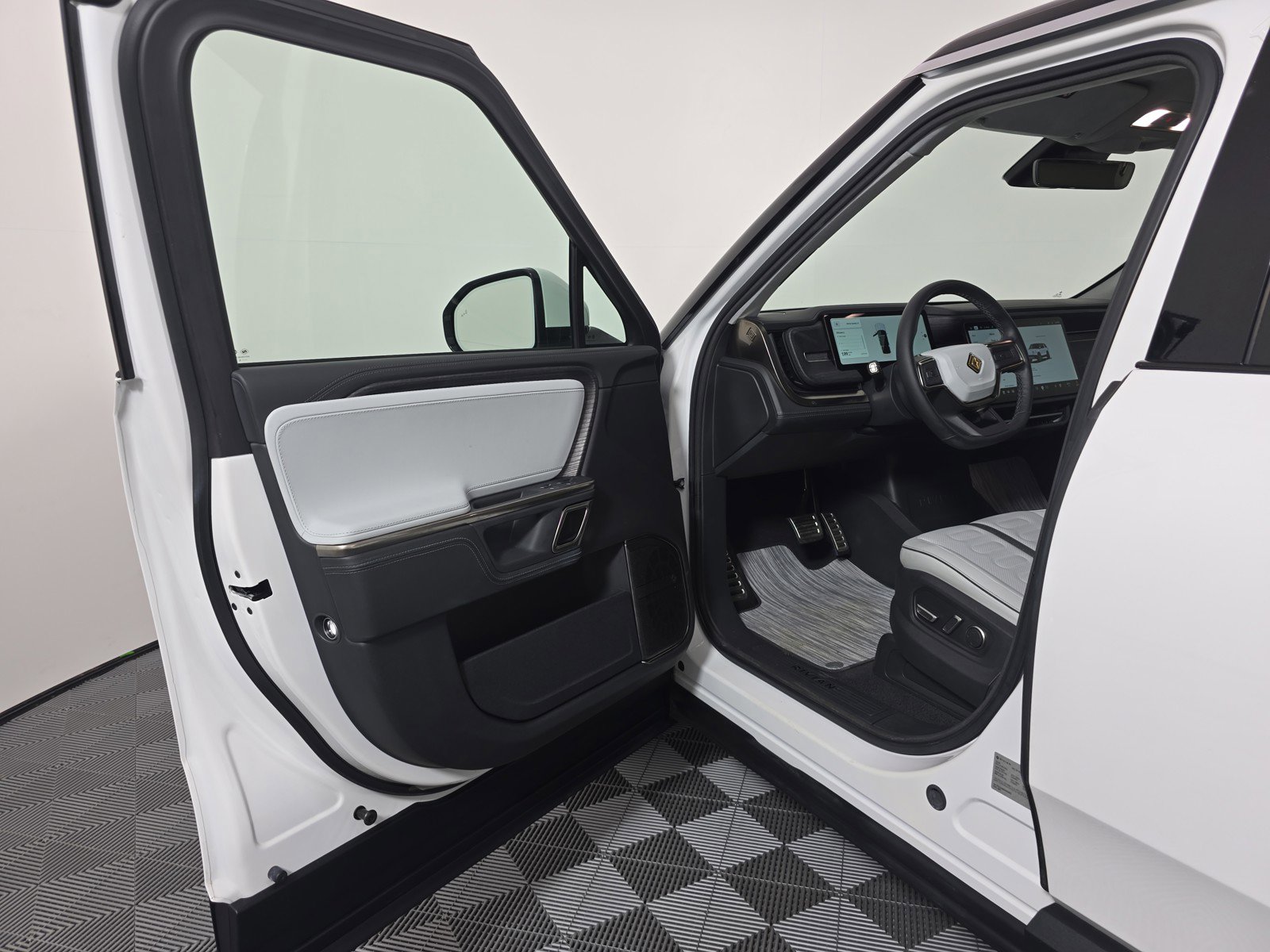 Used 2024 Rivian R1S Adventure AWD/4WD image 16