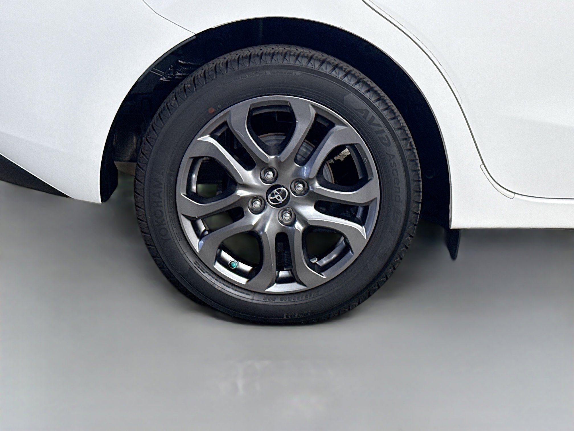 Used 2019 Toyota Yaris L image 33