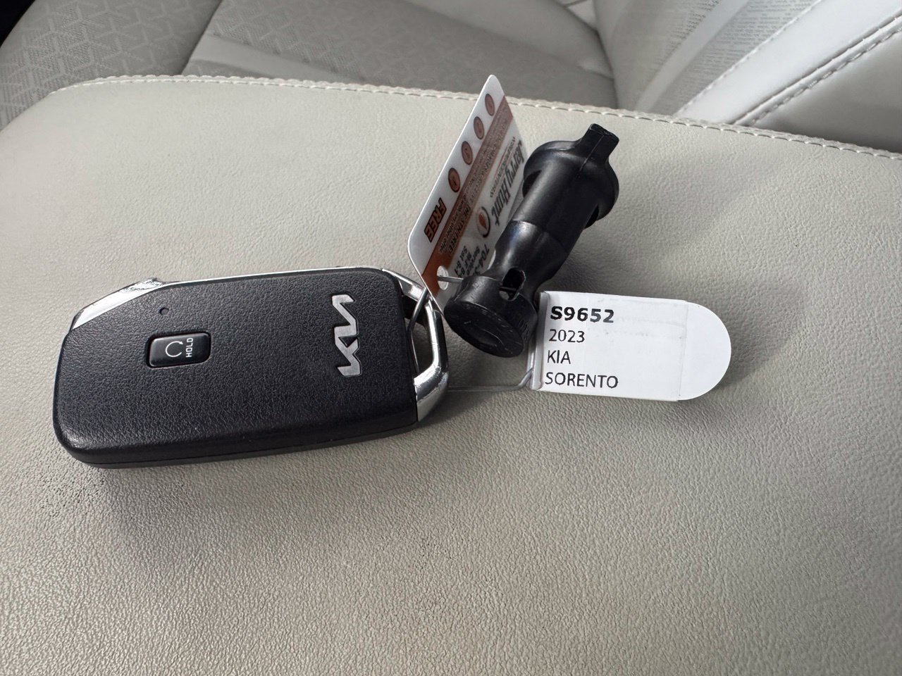 Used 2023 Kia Sorento S w/ Panoramic Sunroof Package FWD image 2