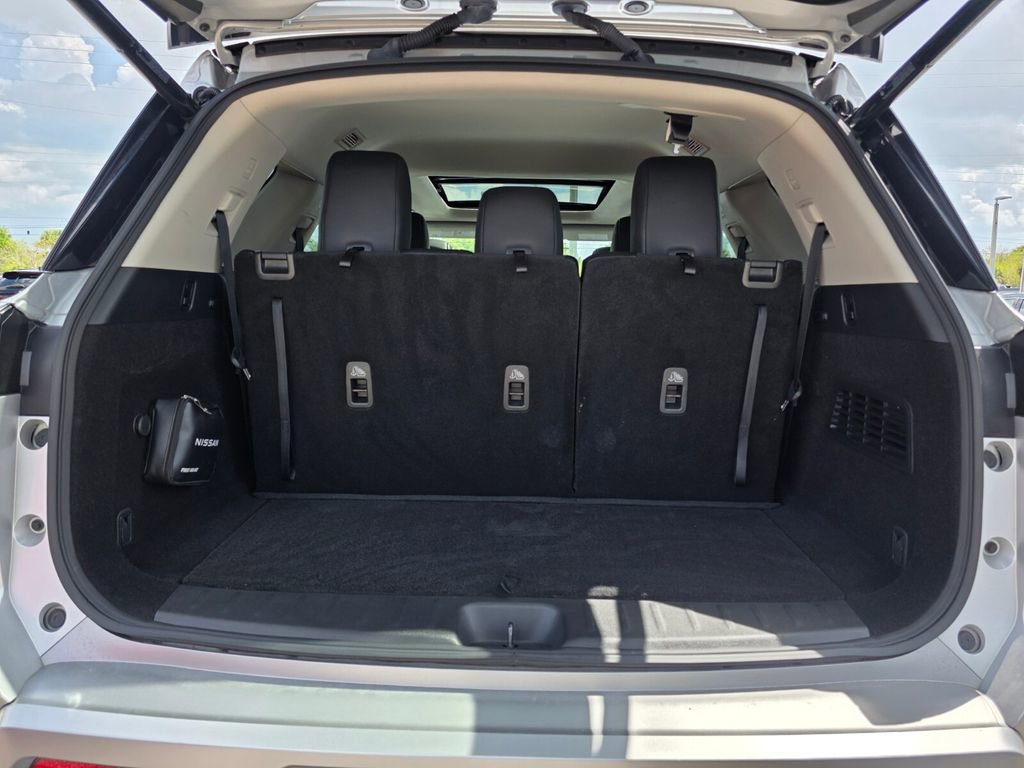 Used 2024 Nissan Pathfinder Platinum w/ Cargo Package image 16
