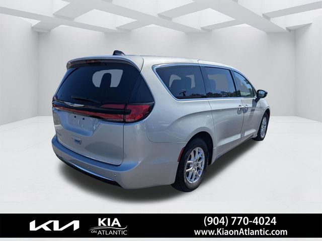 Used 2024 Chrysler Pacifica Touring-L image 3