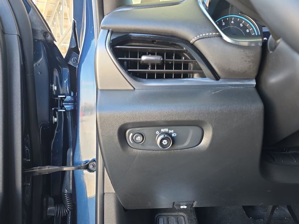 Used 2023 Chevrolet Traverse LT FWD image 18