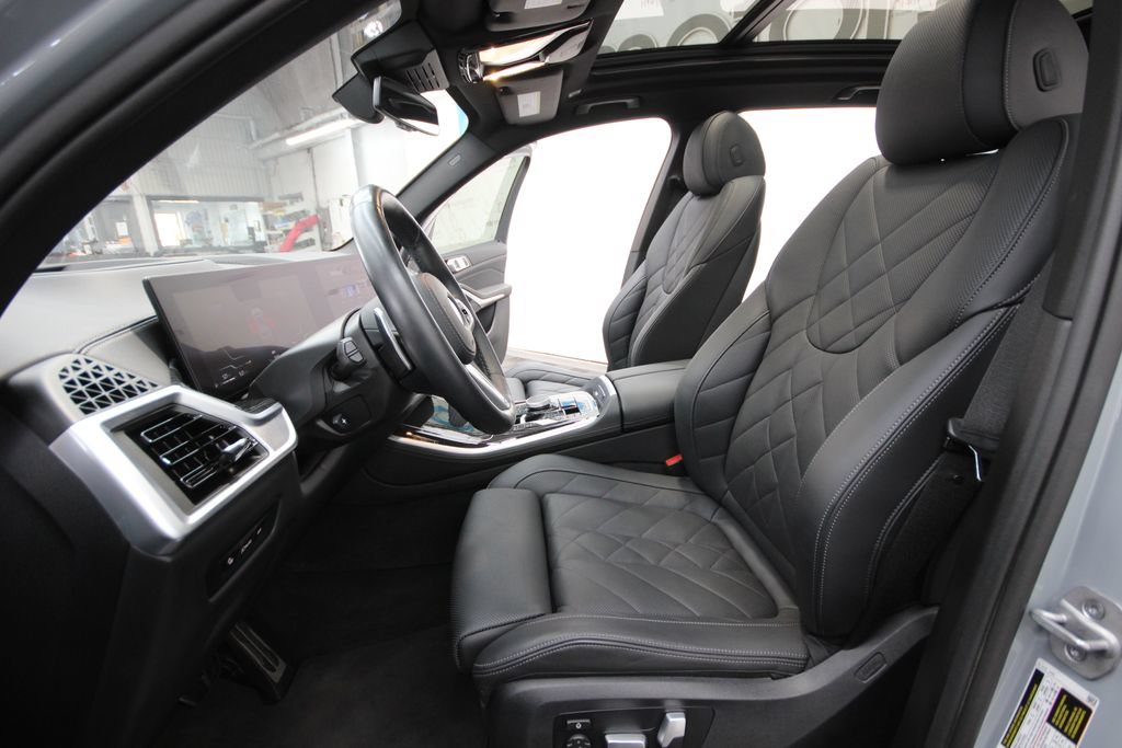 Used 2025 BMW X5 xDrive40i w/ M Sport Package AWD/4WD image 16