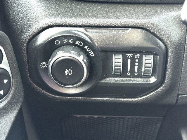 Used 2018 Jeep Wrangler Unlimited Sahara AWD/4WD image 18