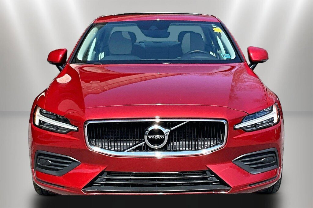 Used 2019 Volvo S60 T6 Momentum image 2