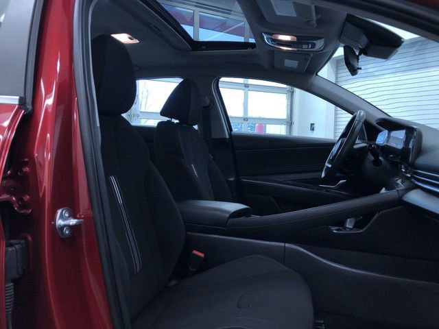 Used 2025 Hyundai Elantra SEL image 21