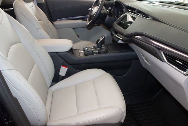 Used 2023 Cadillac XT4 Luxury w/ Cold Weather Package AWD/4WD image 10