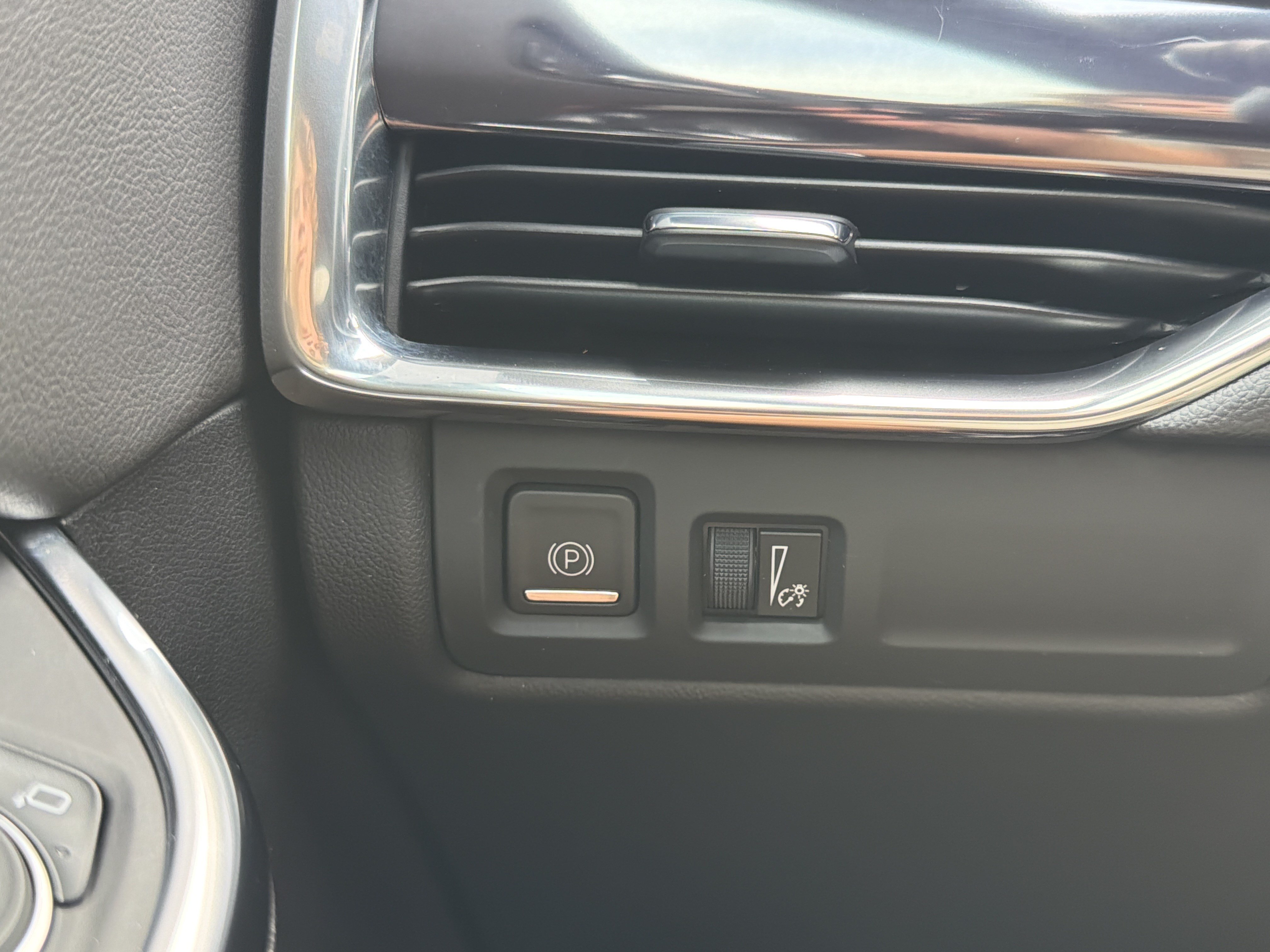 Used 2023 Cadillac XT4 Luxury w/ Cold Weather Package FWD image 31
