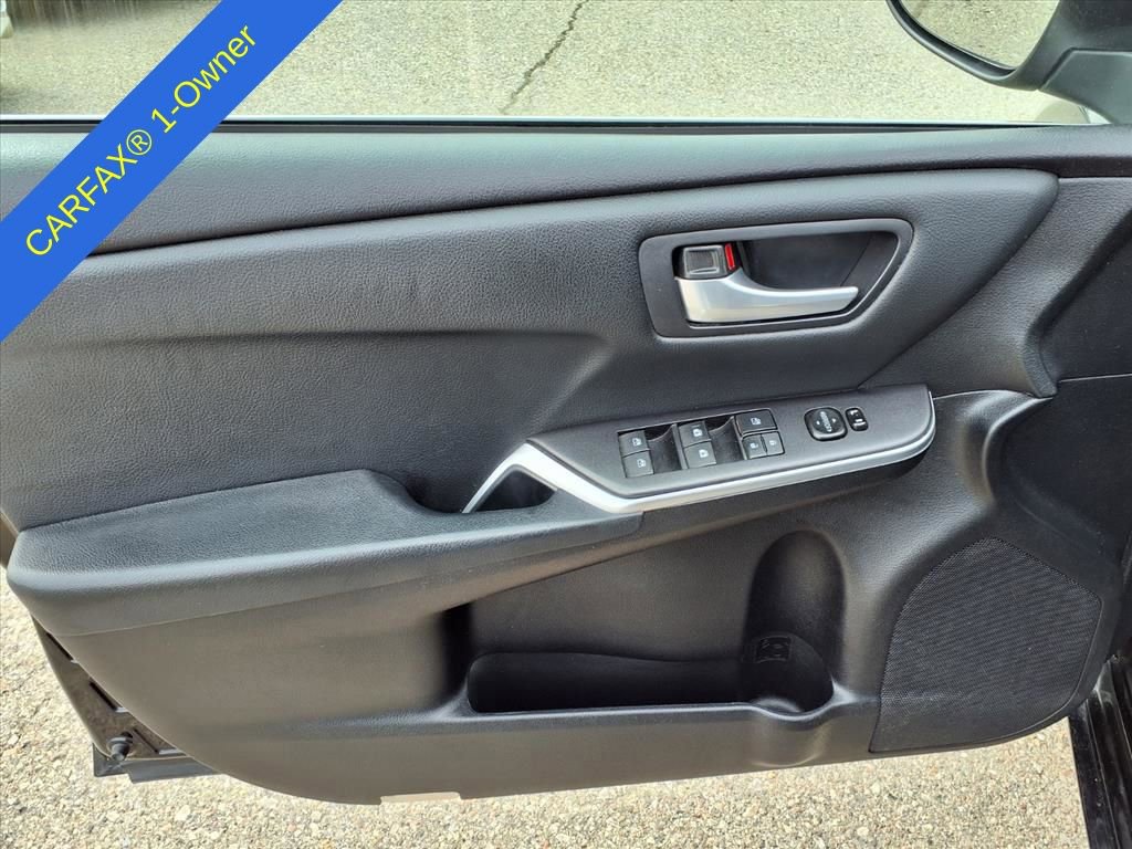 Used 2015 Toyota Camry SE w/ Moonroof Package image 14