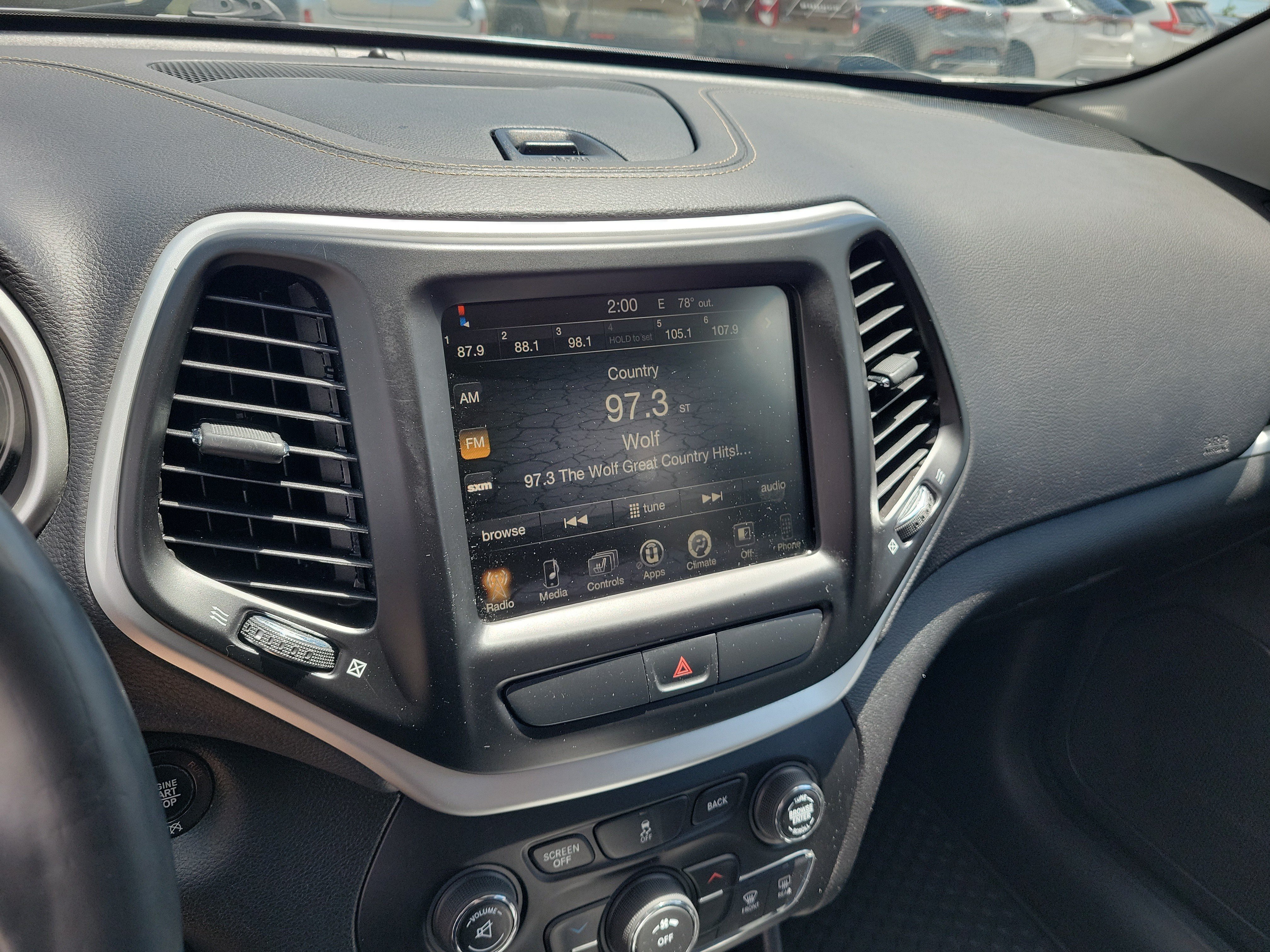 Used 2018 Jeep Cherokee Latitude Plus w/ Cold Weather Group AWD/4WD image 27