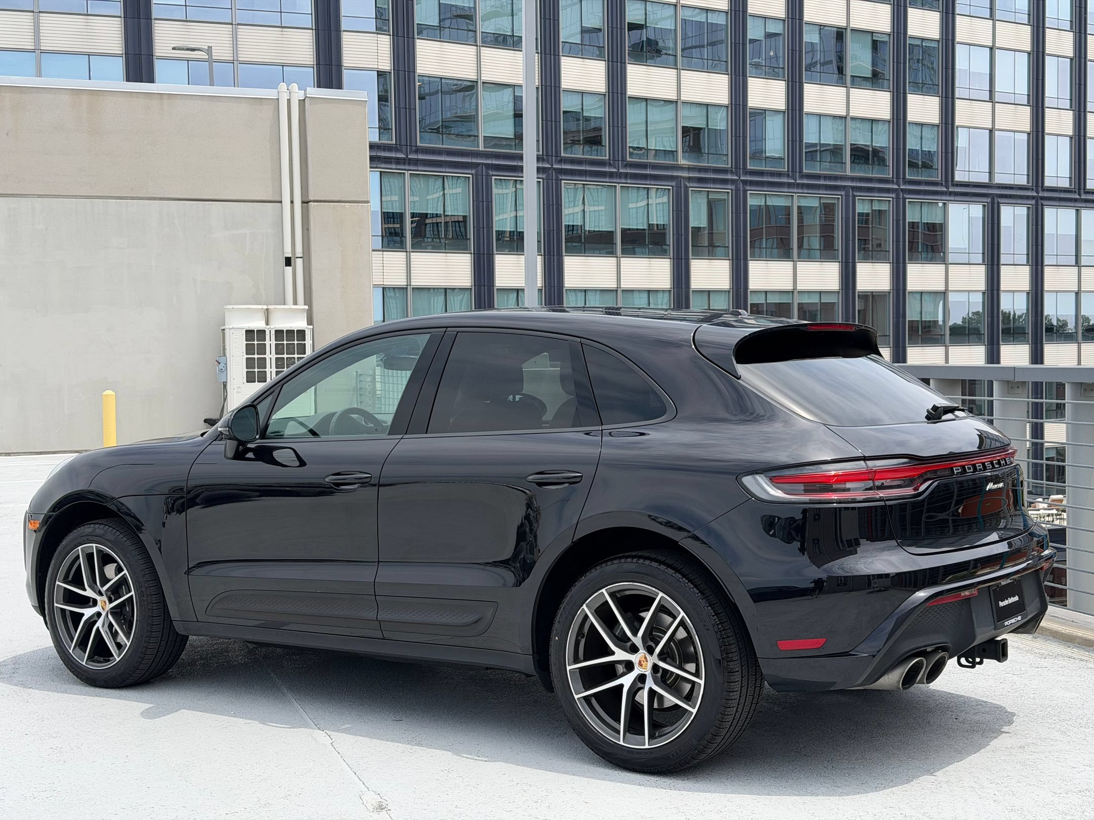 Certified 2023 Porsche Macan AWD/4WD image 3