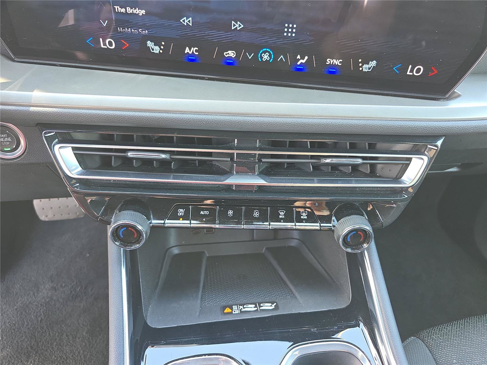 Used 2025 Chevrolet Traverse LT FWD image 28