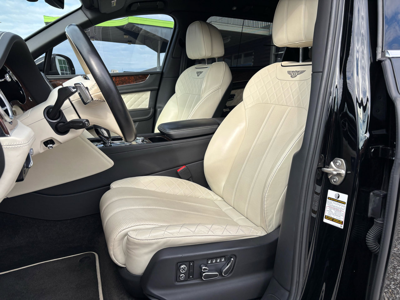 Used 2018 Bentley Bentayga Mulliner image 12