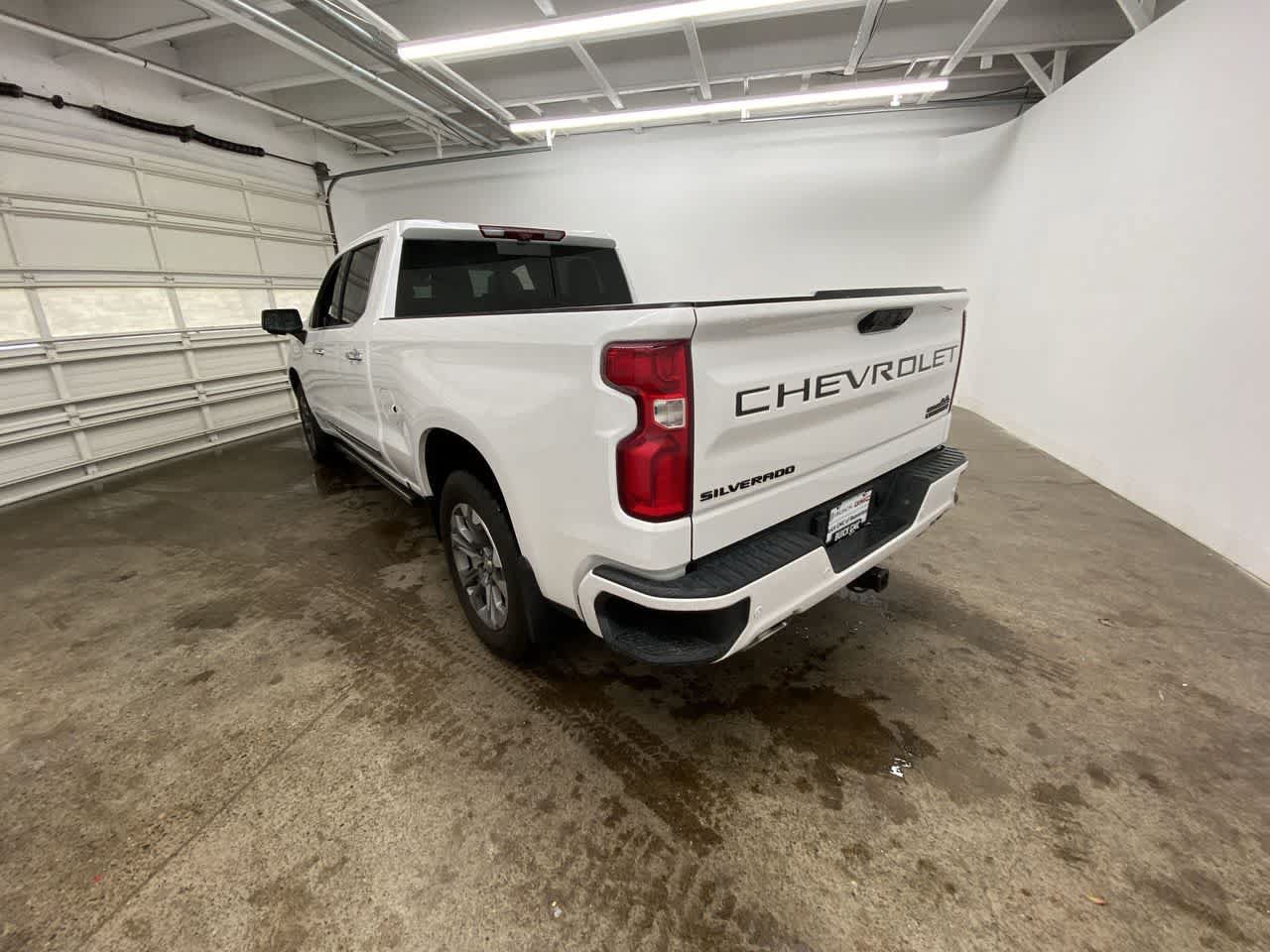 Used 2023 Chevrolet Silverado 1500 High Country w/ Technology Package AWD/4WD image 4
