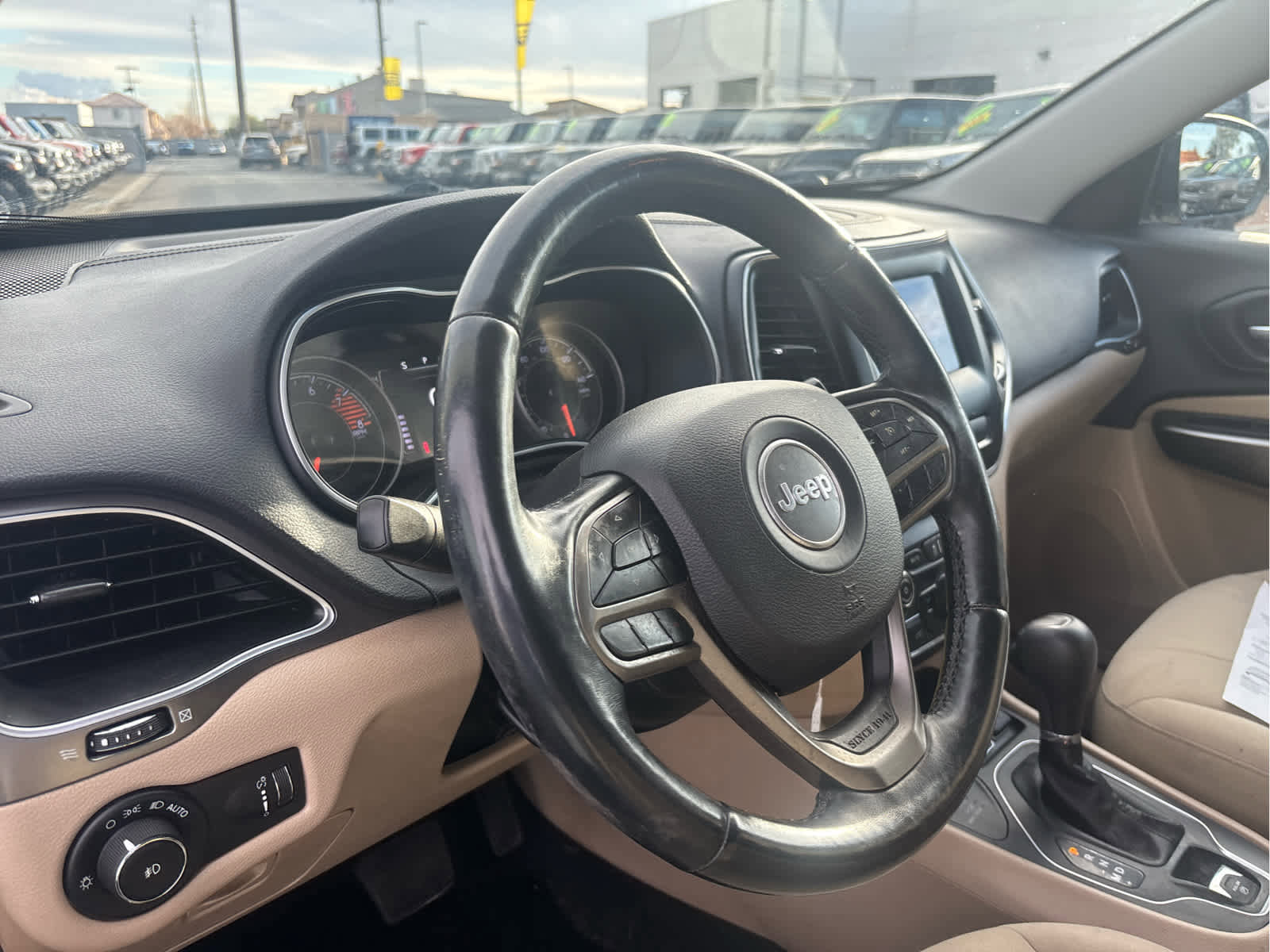 Used 2019 Jeep Cherokee Latitude w/ Cold Weather Group image 9