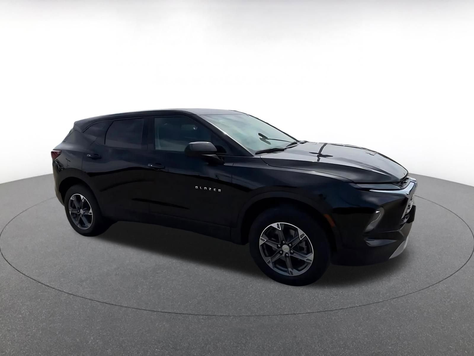 Used 2025 Chevrolet Blazer LT FWD image 2