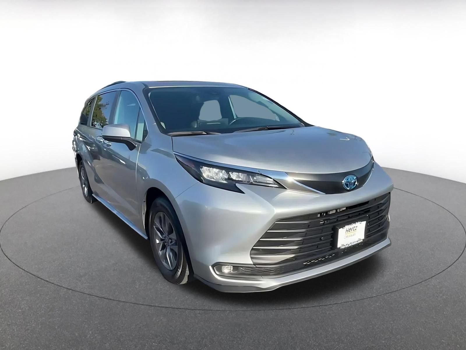 Used 2025 Toyota Sienna XLE FWD image 3