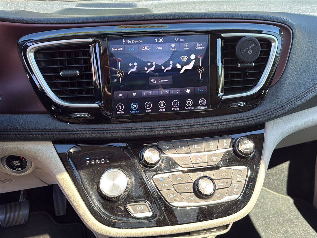 Used 2019 Chrysler Pacifica Limited w/ Tire & Wheel Group FWD image 15