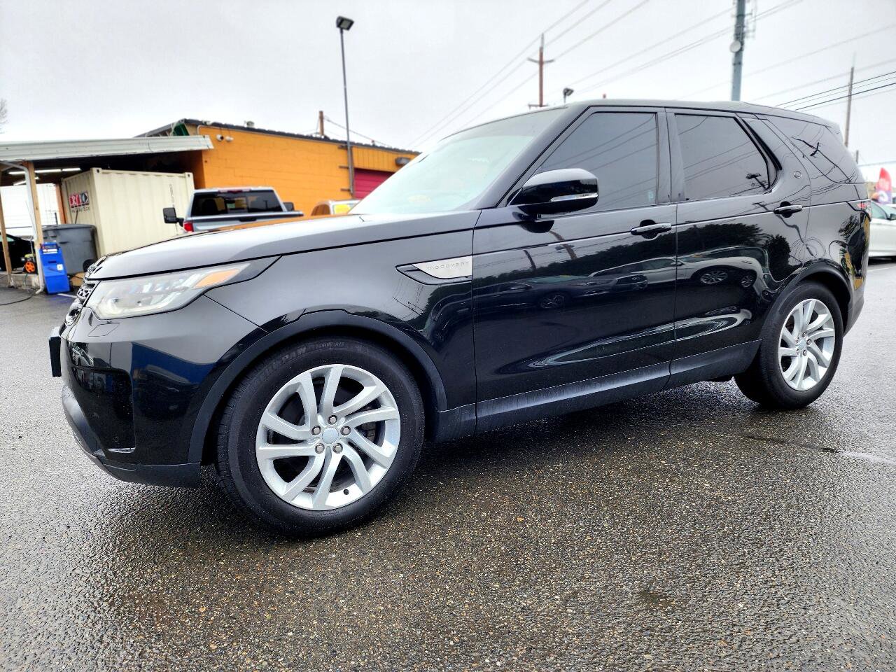 Used 2017 Land Rover Discovery SE image 9