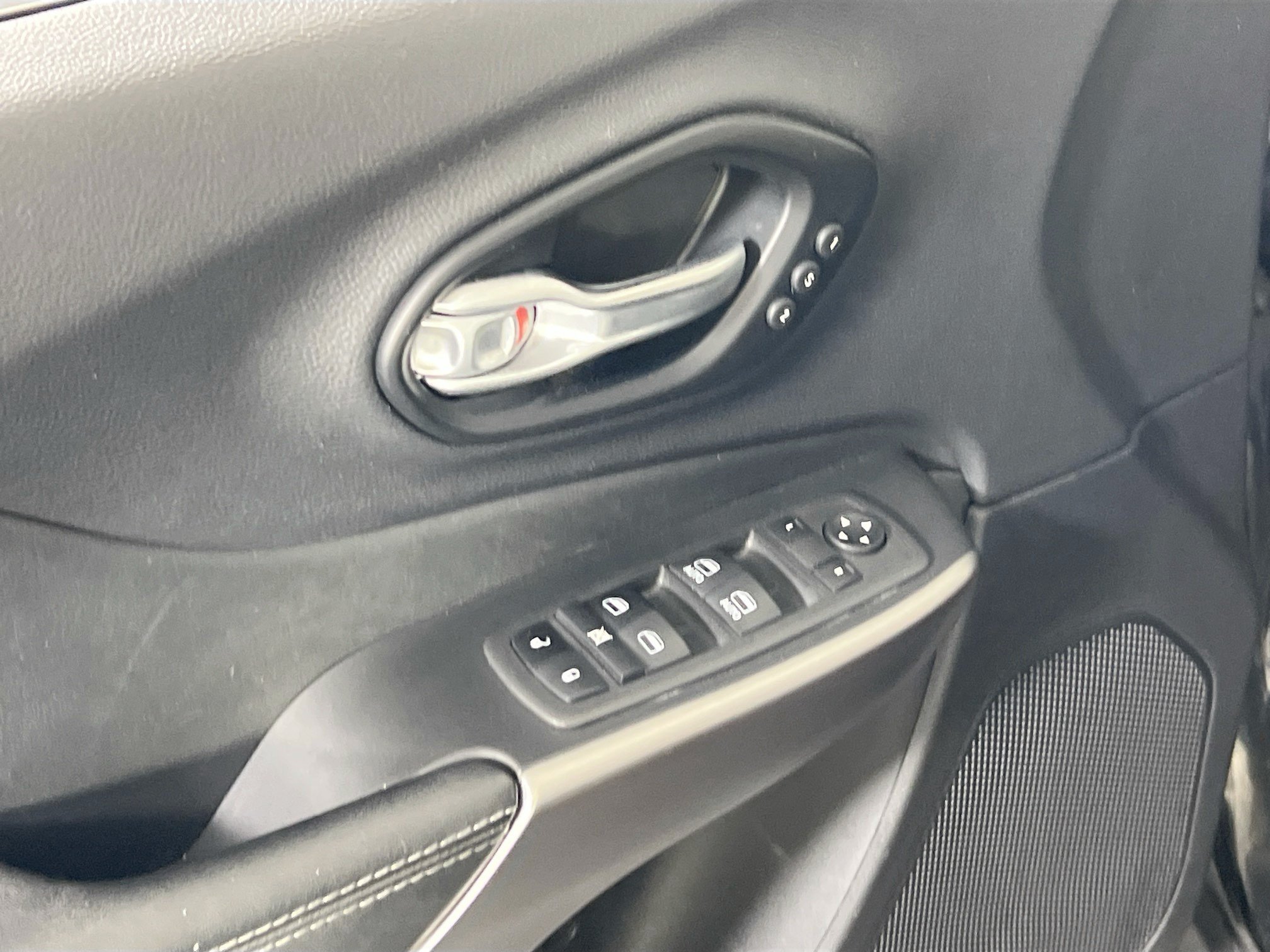 Used 2022 Jeep Cherokee Limited AWD/4WD image 17