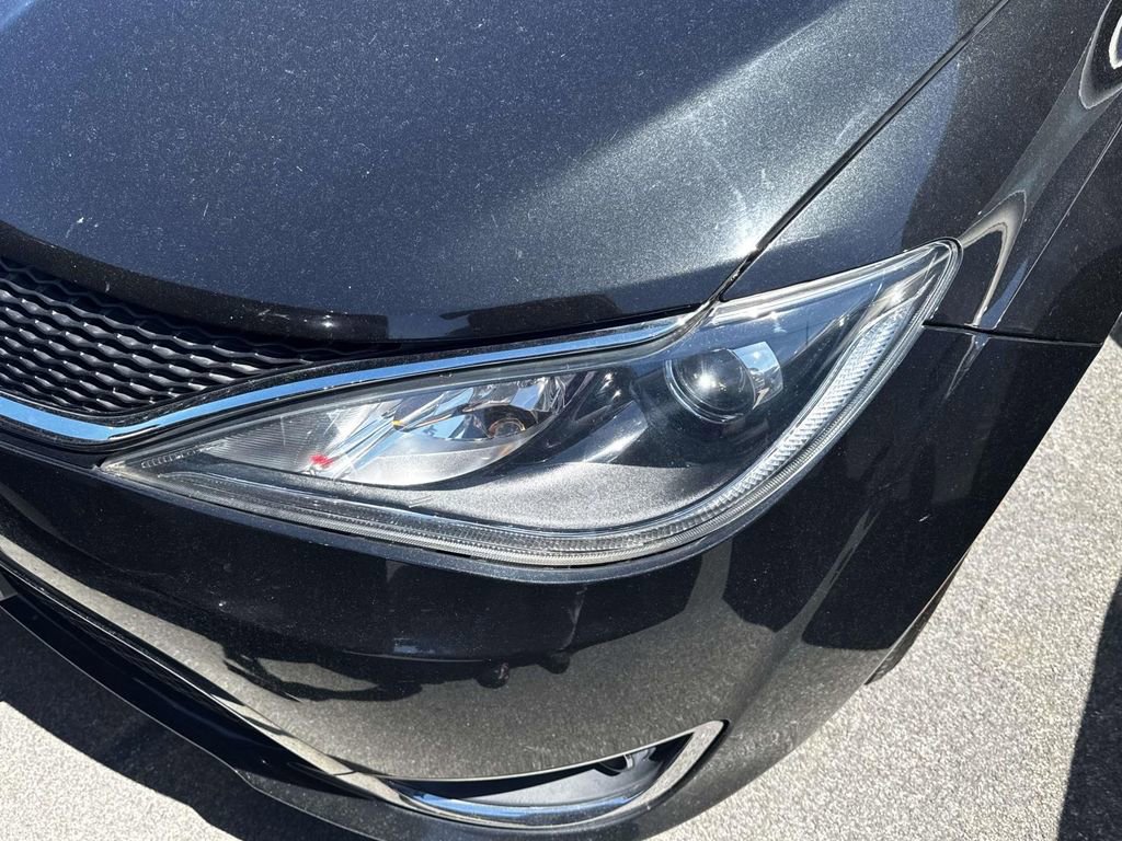 Used 2018 Chrysler Pacifica Touring-L FWD image 4
